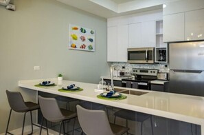 Apartamento Confort | Cocina privada | Frigorífico grande, microondas, horno y hervidor eléctrico