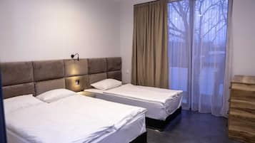 2 habitaciones, tabla de planchar con plancha y ropa de cama