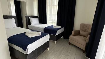 2 dormitoris, cortines opaques i planxa i posts de planxar