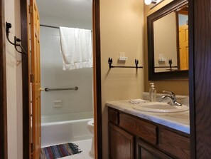 Sèche-cheveux, serviettes fournies