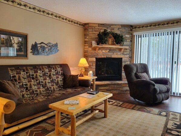 Smart TV, fireplace, DVD player - Quadna Mountain Resort 352 (Hill City)