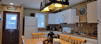 4 Bedroom - 3 Bathroom Townhome  with easy access to Activities