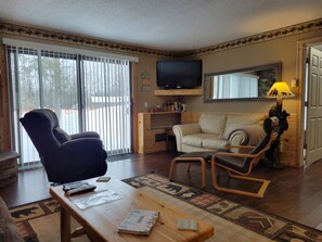 Smart TV, fireplace, DVD player