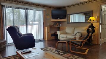 Smart TV, fireplace, DVD player