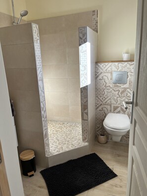 毛巾、肥皂、卫生纸