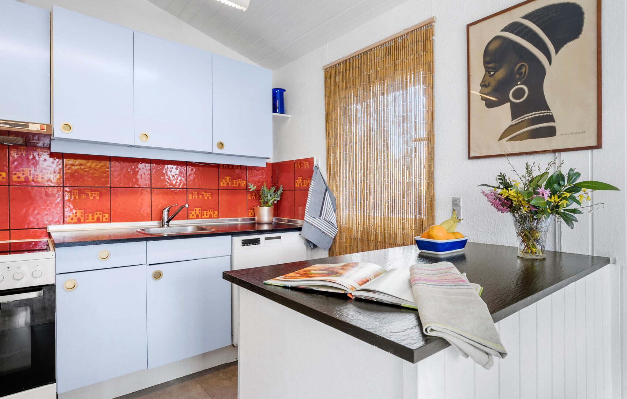 Refrigerador, parrilla de estufa, lavavajillas y cafetera y tetera 