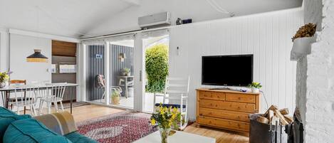 Télévision, cheminée