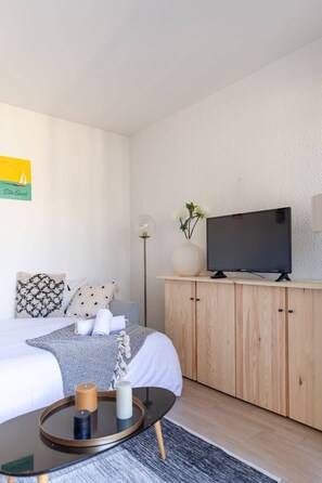 Een strijkplank/strijkijzer, beddengoed