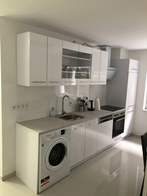 Geladeira, fogão, cooktop, lava-louças