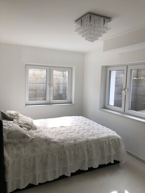 2 slaapkamers, een strijkplank/strijkijzer, gratis wifi, beddengoed