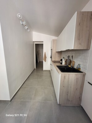 Een koelkast, een magnetron, een oven, een kookplaat