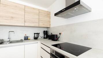 Jääkaappi, mikroaaltouuni, uuni, liesi