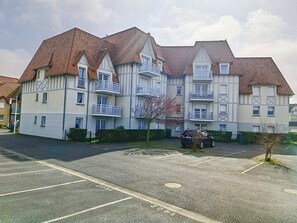 Exterior - T2 Garden-level apartment 50m from the beach with parking (Courseulles-sur-Mer)