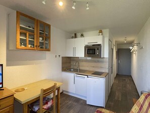 Ofen, Herdplatte, Wasserkocher mit Kaffee-/Teezubehör