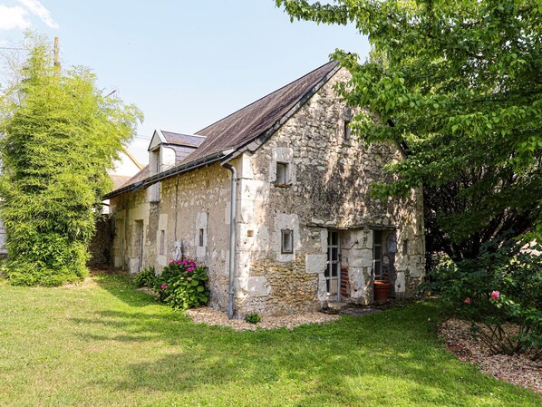 Exterior - Charming Cottage Near Le Mans: Private Estate, Zoo, Castles, Vineyards, Sleeps 4 (Mayet)