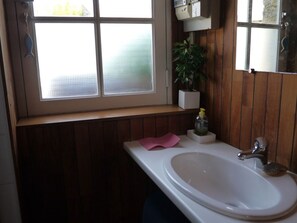 Bathroom - Maison d'une chambre située à 1 KM de la plage de Pouldon. (Locmaria)