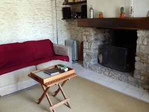 Fireplace - Maison d'une chambre située à 1 KM de la plage de Pouldon. (Locmaria)