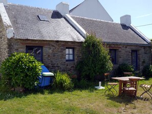 Outdoor dining - Maison d'une chambre située à 1 KM de la plage de Pouldon. (Locmaria)