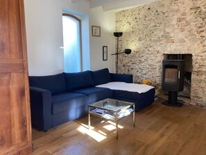 TV - Renovated house with garden and Wi-Fi in Locmaria (Locmaria)