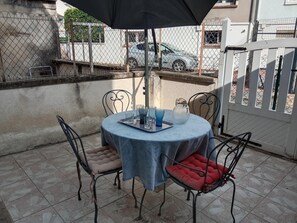 Outdoor dining - Renovated Home with Modern Comforts, Near Vichy Center, 3 Bedrooms, All-Inclusive Amenities (Bellerive-sur-Allier)