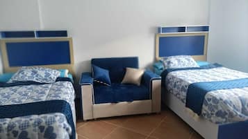 Premium driepersoonskamer, uitzicht op tuin | Lakens van Egyptisch katoen, luxe beddengoed, pillowtop-bedden