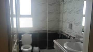 Ducha, cabezal de ducha tipo lluvia, pantuflas, toallas