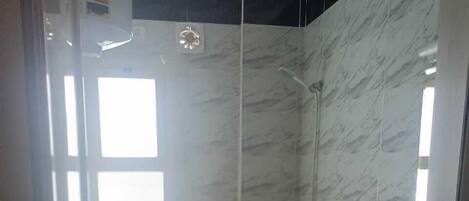 Chambre Triple Premium, vue jardin | Salle de bain | Douche, douche à « effet pluie », chaussons, serviettes fournies