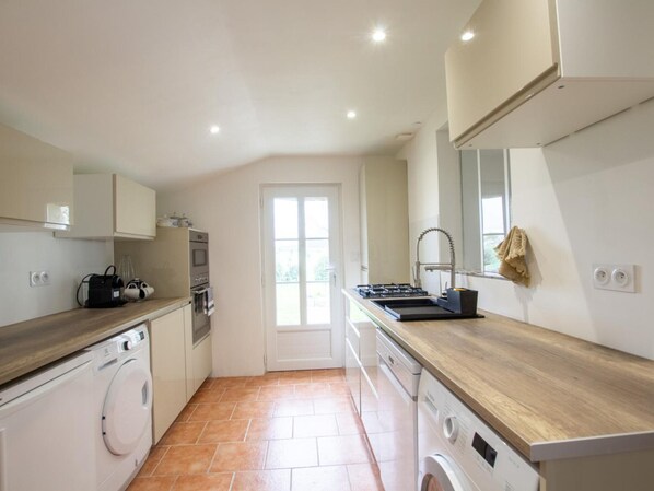 Fridge, microwave, oven, dishwasher - Charming wine house with private jacuzzi, enclosed garden and WiFi (Saint-Aubin-de-Lanquais)