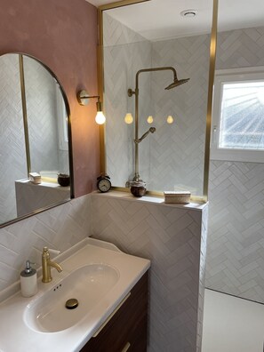 Douche, sèche-cheveux, serviettes fournies, savon
