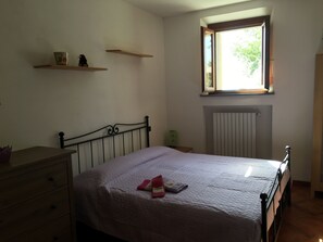 1 dormitorio, tabla de planchar con plancha, ropa de cama