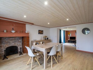 Dining - Cosy Retreat in Dordogne: Spacious, Tranquil Gîte with Garden, WiFi, and Nearby Outdoor Adventures (Saint-Aulaye-Puymangou)