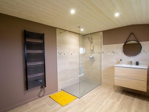 Bathroom - Cosy Retreat in Dordogne: Spacious, Tranquil Gîte with Garden, WiFi, and Nearby Outdoor Adventures (Saint-Aulaye-Puymangou)