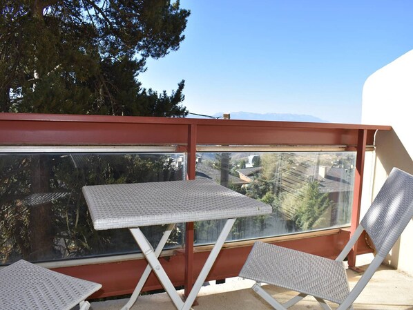 Outdoor dining - Bright 4-person studio cabin, garage, Font-Romeu (Font-Romeu-Odeillo-Via)