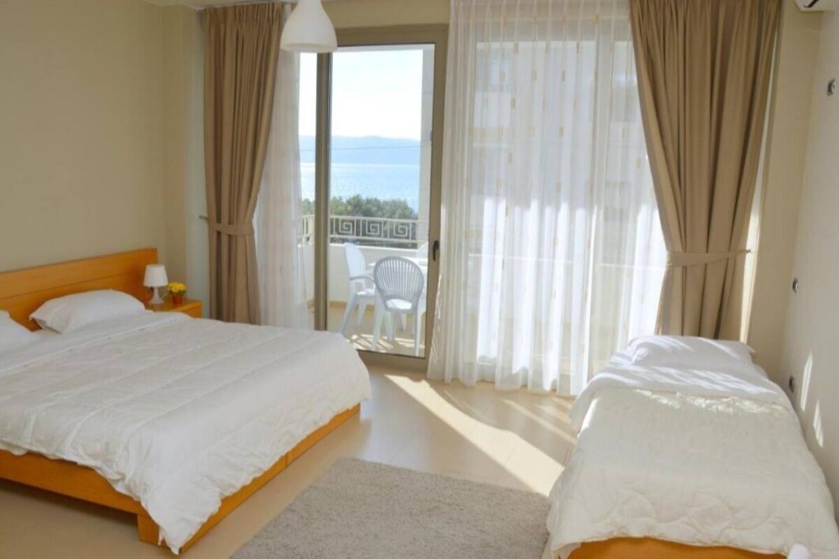Standard Triple Room, Partial Sea View | Bathroom