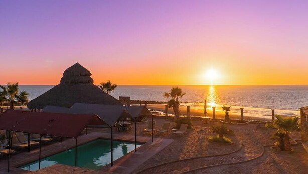 A resort with a pool, beach, and sunset view. - Rancho Percebu Beach Studio 6 (San Felipe)