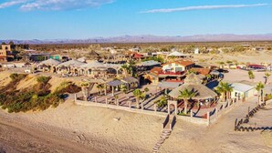 A desert town with buildings, a beach, and mountains in the background. - Rancho Percebu Beach Studio 6 (San Felipe)