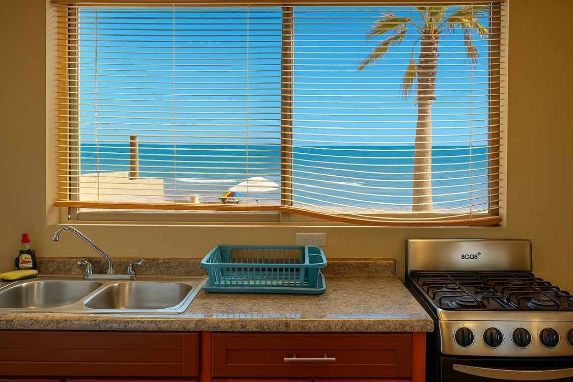 Refrigerador, cafetera y tetera y comedor 