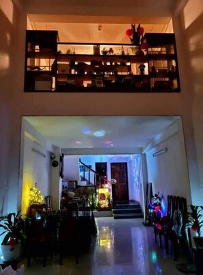 Interior - Beach-walk: Central Studio with Vietnamese Family (Nha Trang)