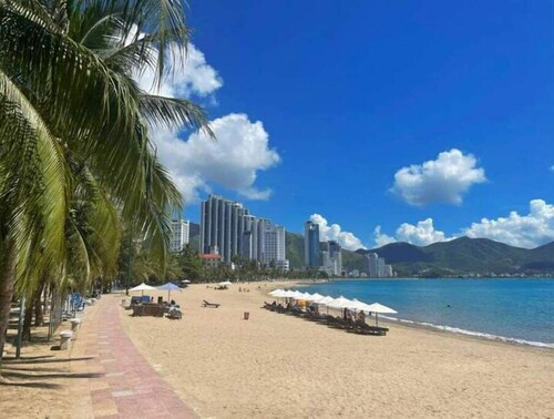 Beach-walk: Central Studio with Vietnamese Family
