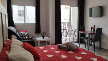 Basic Studio, City View | Peralatan tempat tidur premium, gebar bulu kapas, peti besi dalam bilik