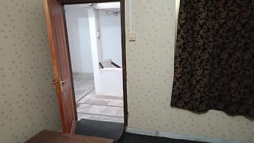 Quarto casal standard | Quartos à prova de som, ferros/tábuas de passar roupa, Wi-Fi de cortesia