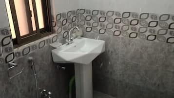 Kamar Double Standar | Kamar mandi | Shower, perlengkapan mandi desainer, handuk, dan sabun