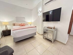 Skrivebord, strykejern/-brett, reiseseng for barn og wi-fi