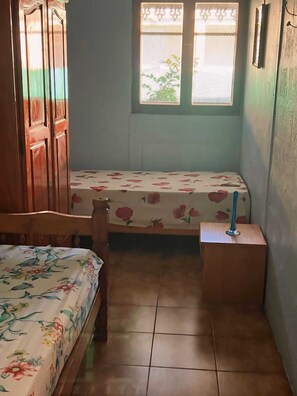 3 slaapkamers, een strijkplank/strijkijzer, reisbedje, gratis wifi