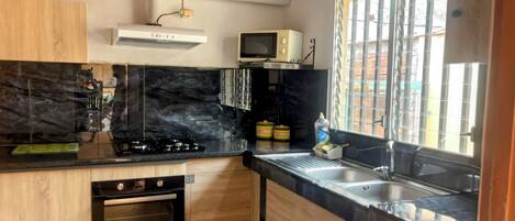 Refrigerador, microondas, horno y parrilla de estufa