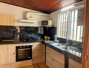 Een koelkast, een magnetron, een oven, een kookplaat