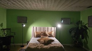 1 bedroom, iron/ironing board, WiFi, bed sheets - No better way to enjoy your stay-The FUN House!!! (Miami Gardens)