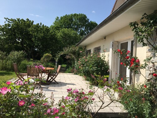 Maison de campagne avec piscine privée entourée d'un joli jardin sans vis à vis