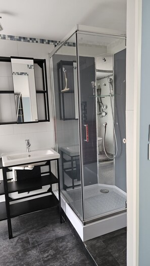 Dusche, Handtücher, Seife, Toilettenpapier