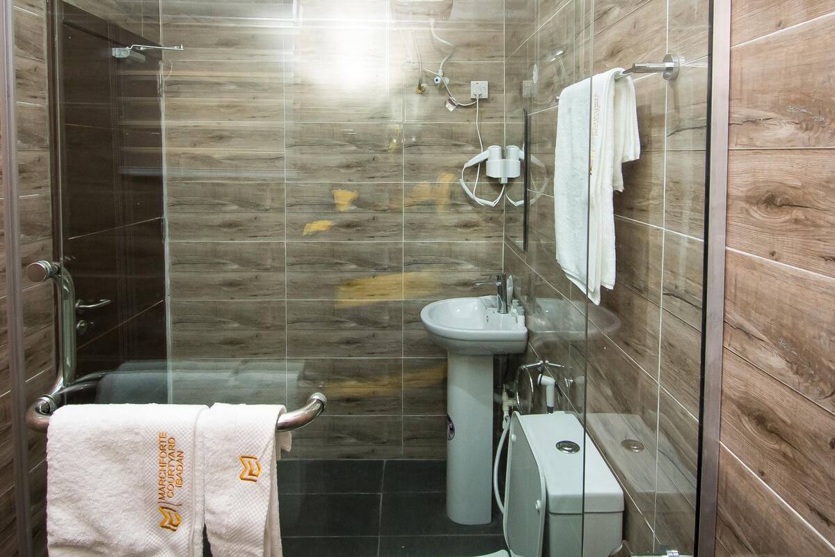 Duschwanne, Bademäntel, Bidet, Handtücher
